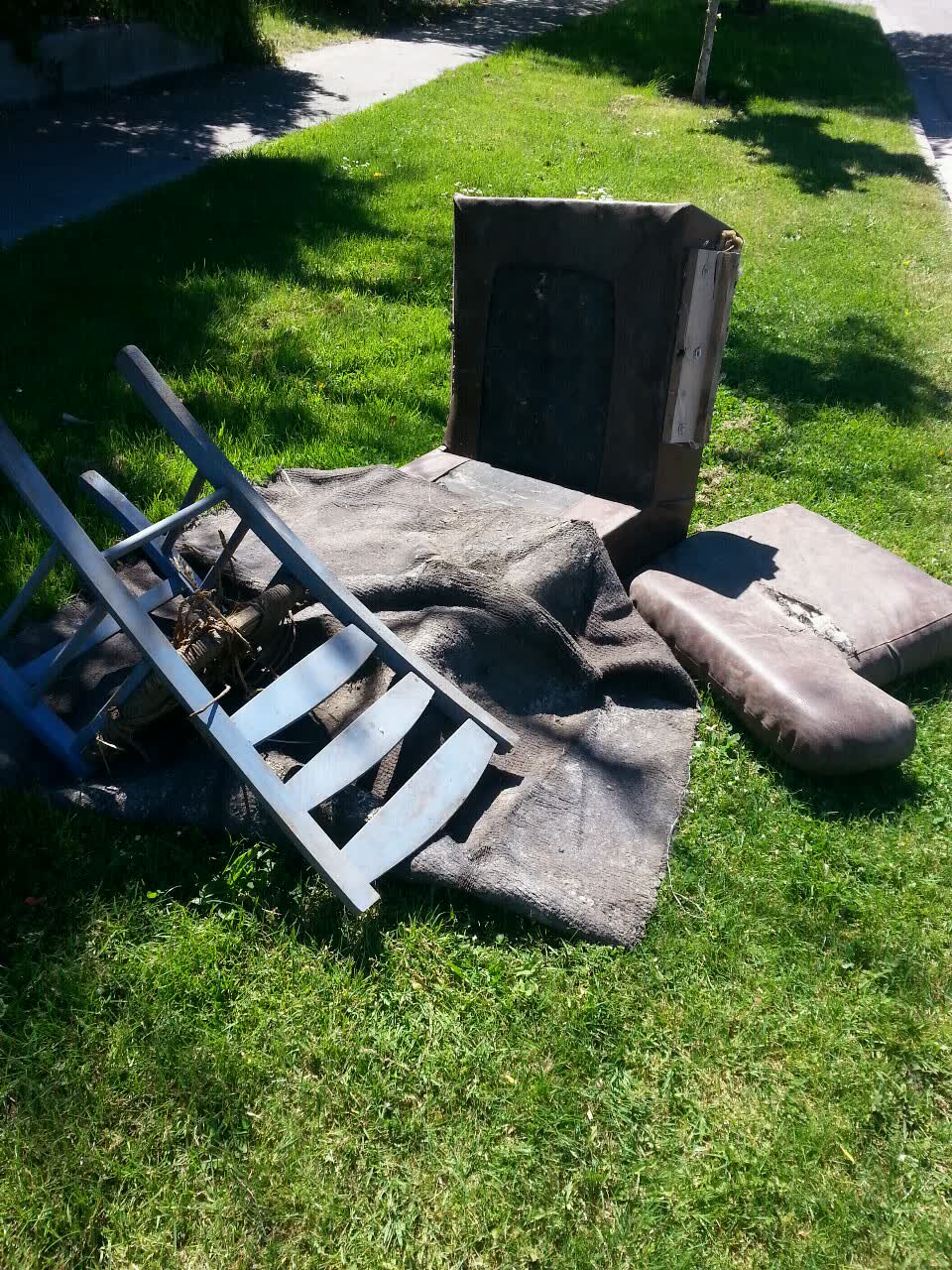 The photograph attached to this rubbish/recycling report