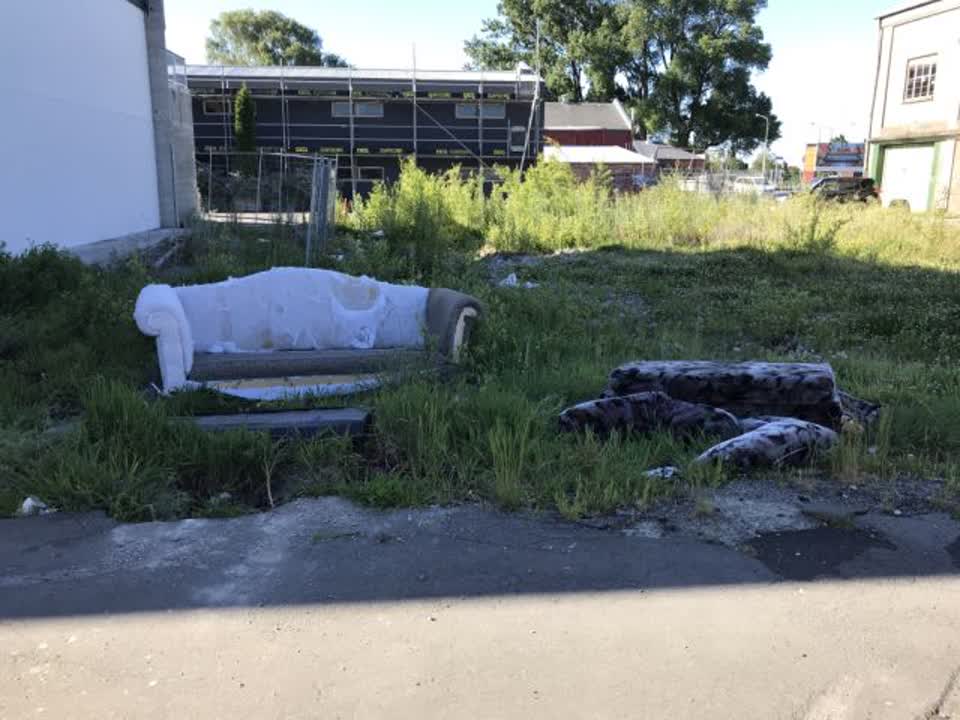 The photograph attached to this rubbish/recycling report