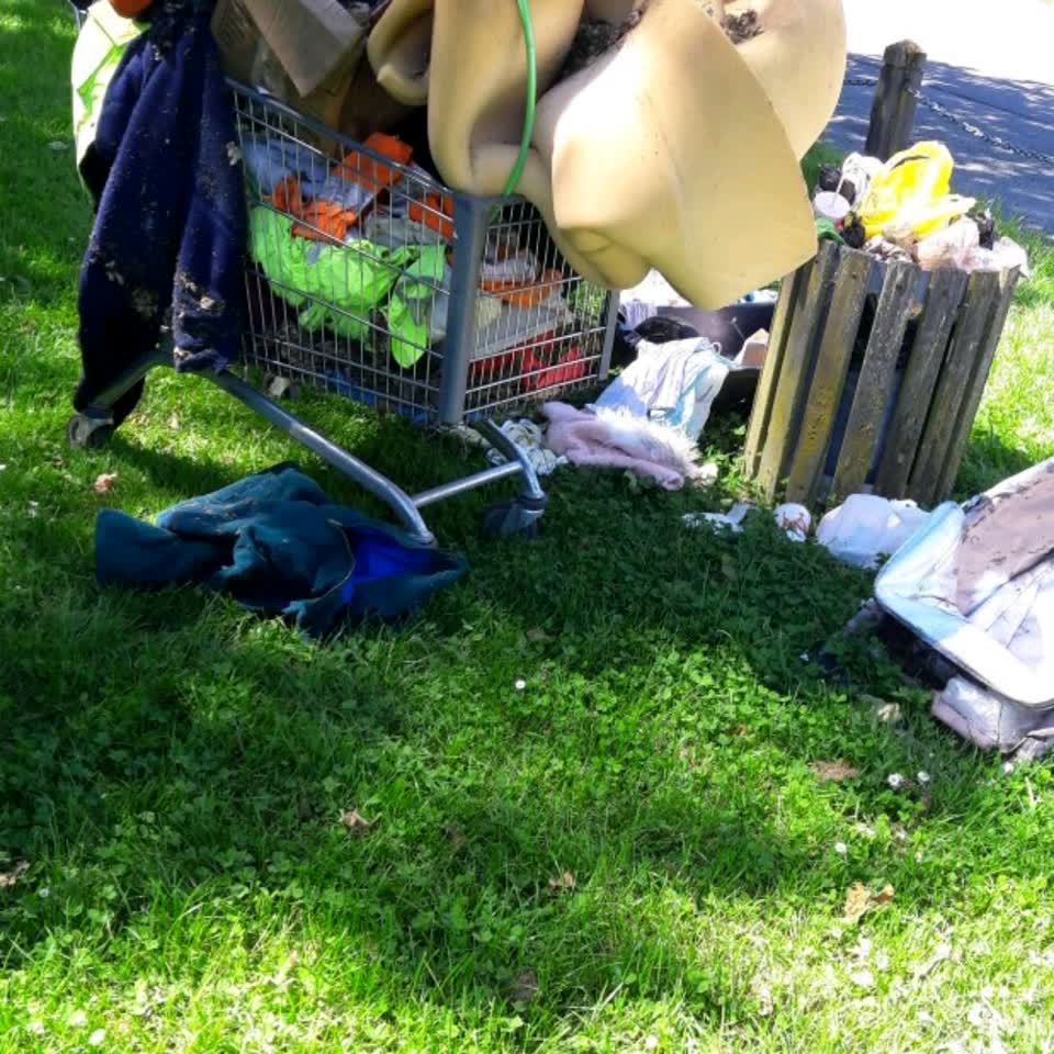 The photograph attached to this rubbish/recycling report