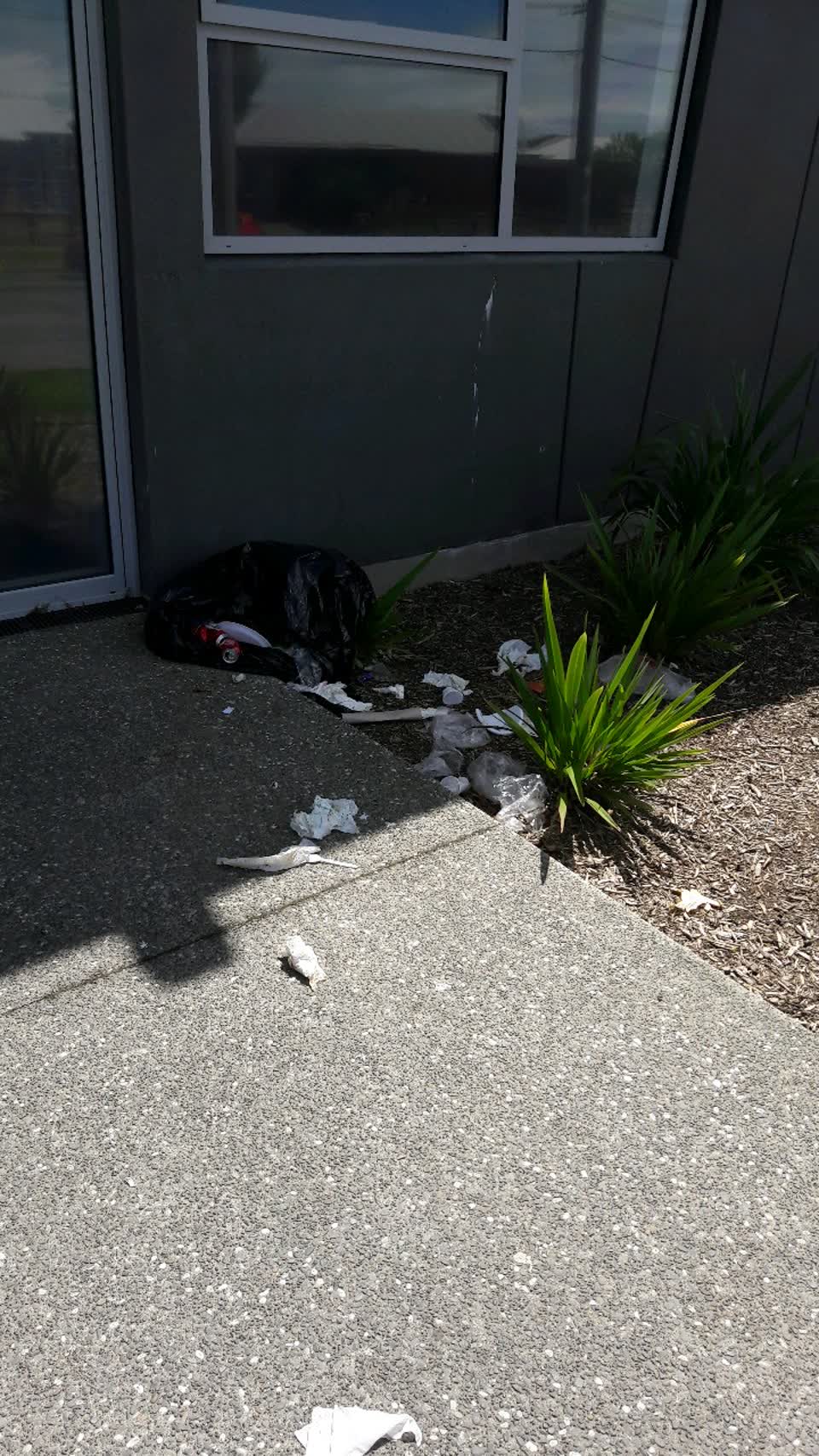 The photograph attached to this rubbish/recycling report