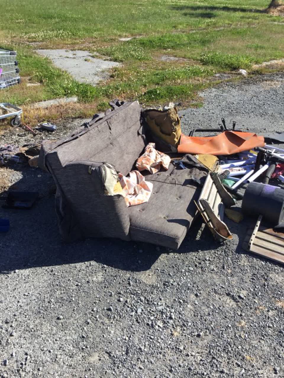 The photograph attached to this rubbish/recycling report
