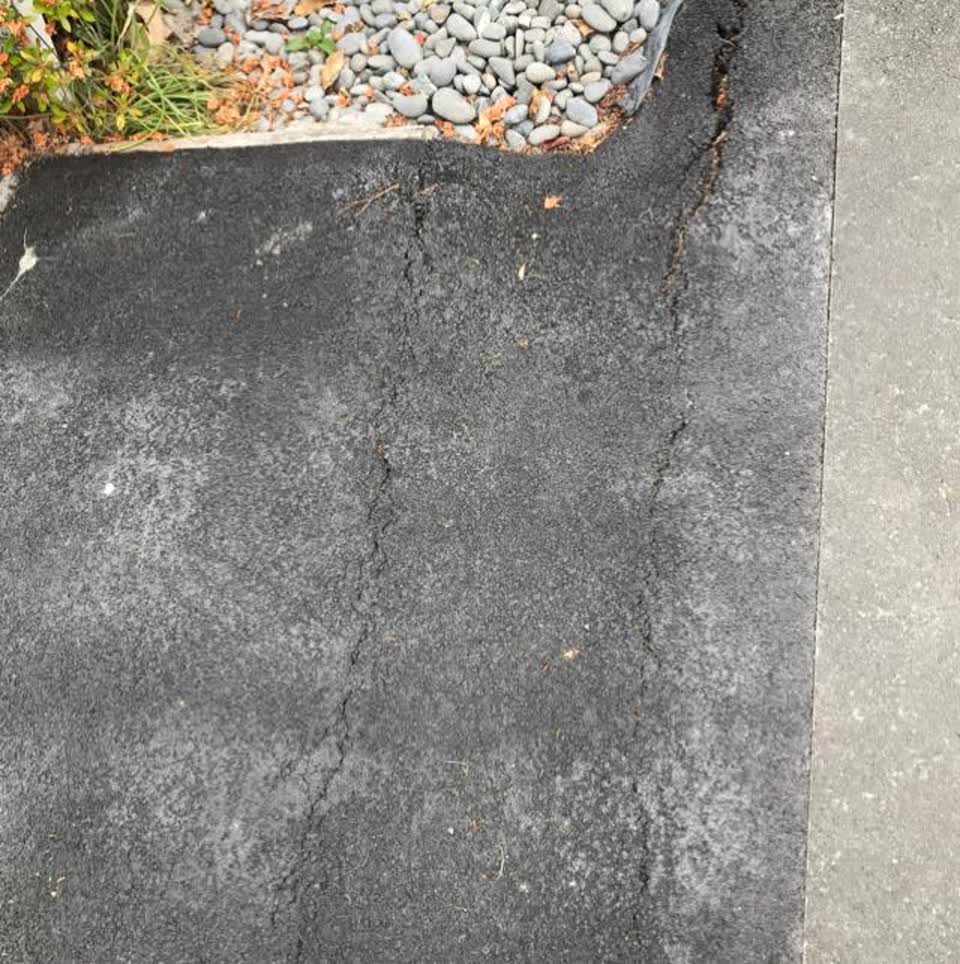 The photograph attached to this roading/streets report