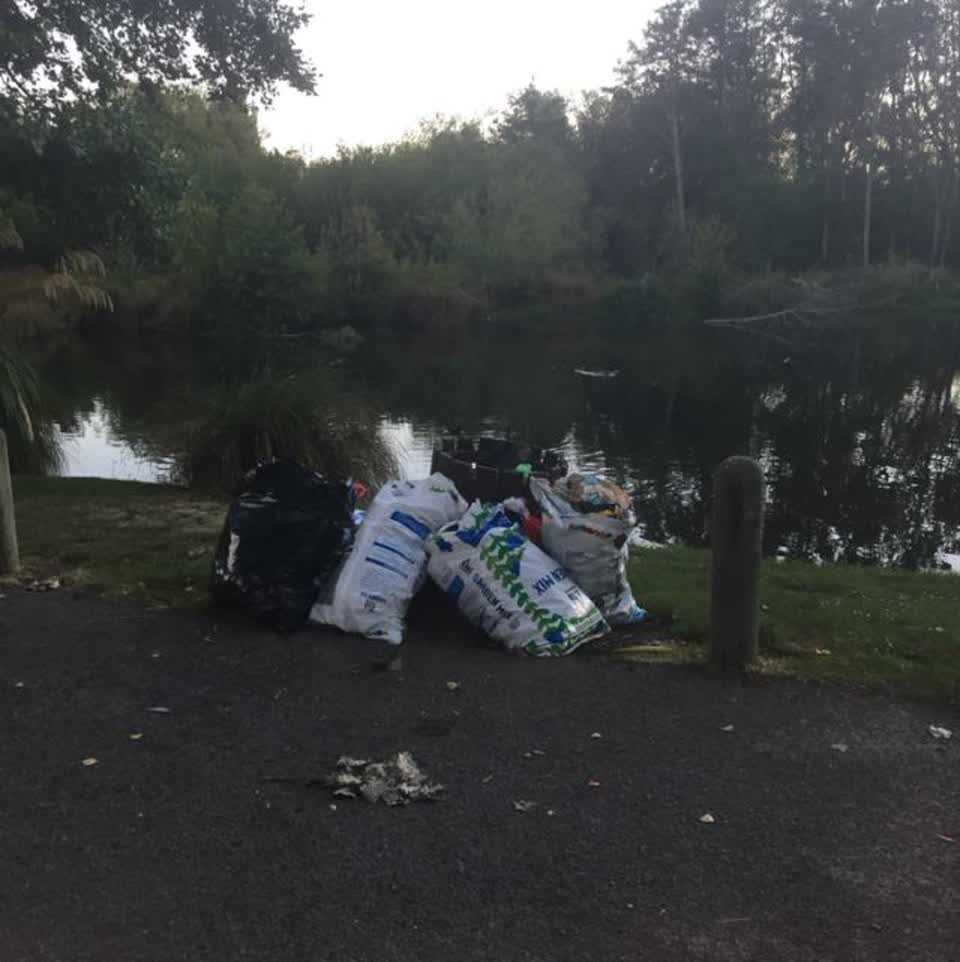 The photograph attached to this rubbish/recycling report
