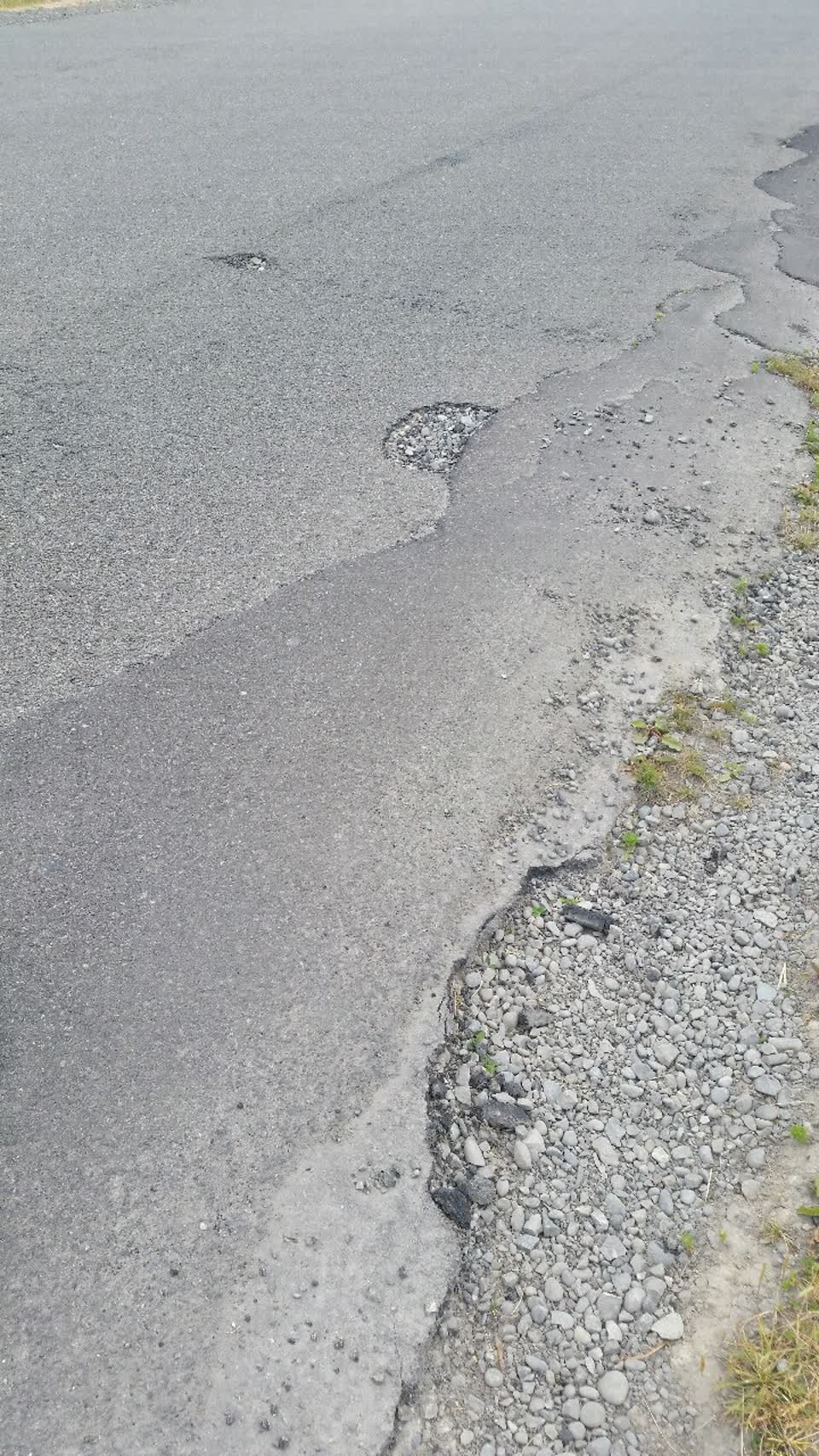 The photograph attached to this roading/streets report