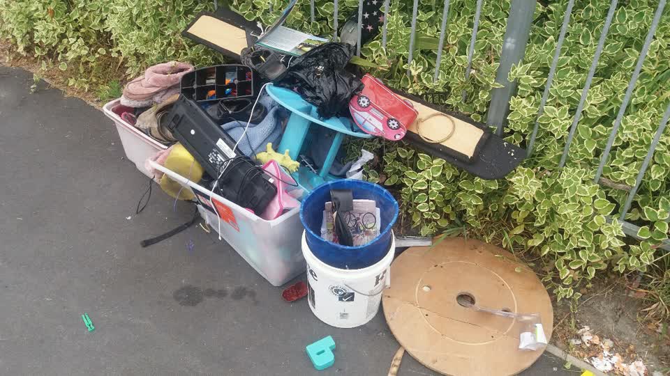 The photograph attached to this rubbish/recycling report