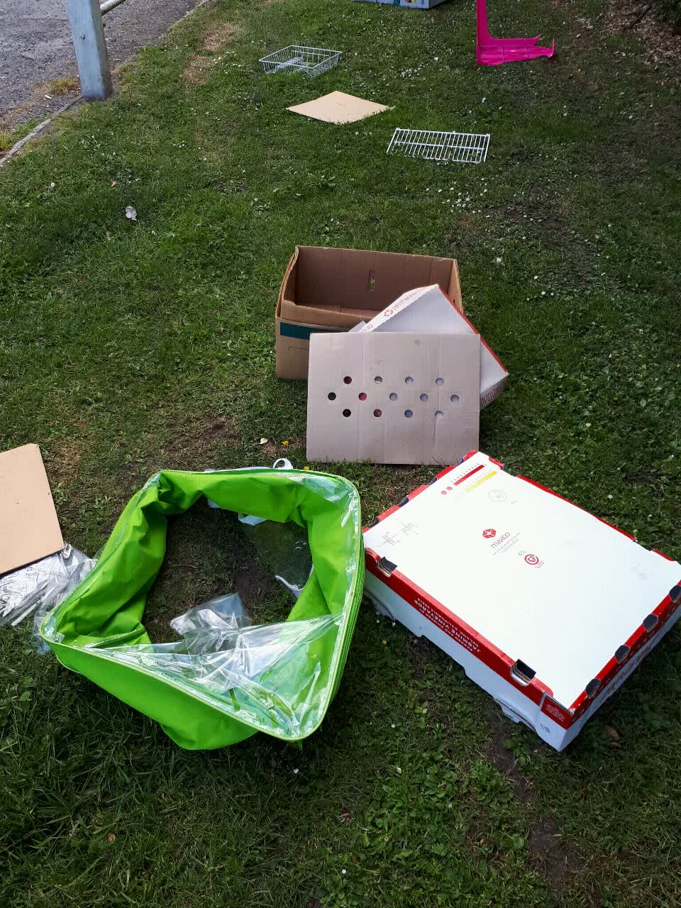 The photograph attached to this rubbish/recycling report