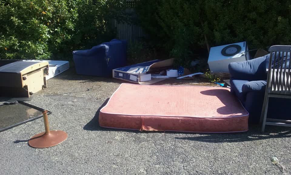The photograph attached to this rubbish/recycling report