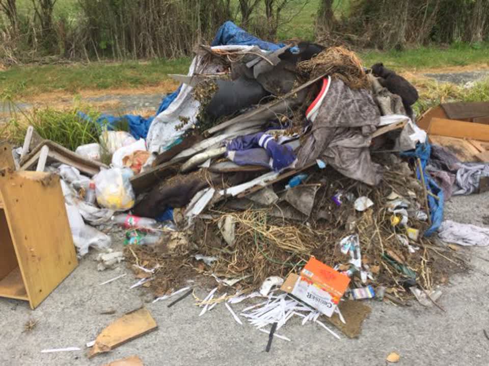 The photograph attached to this rubbish/recycling report