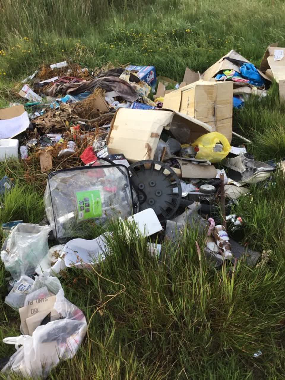 The photograph attached to this rubbish/recycling report