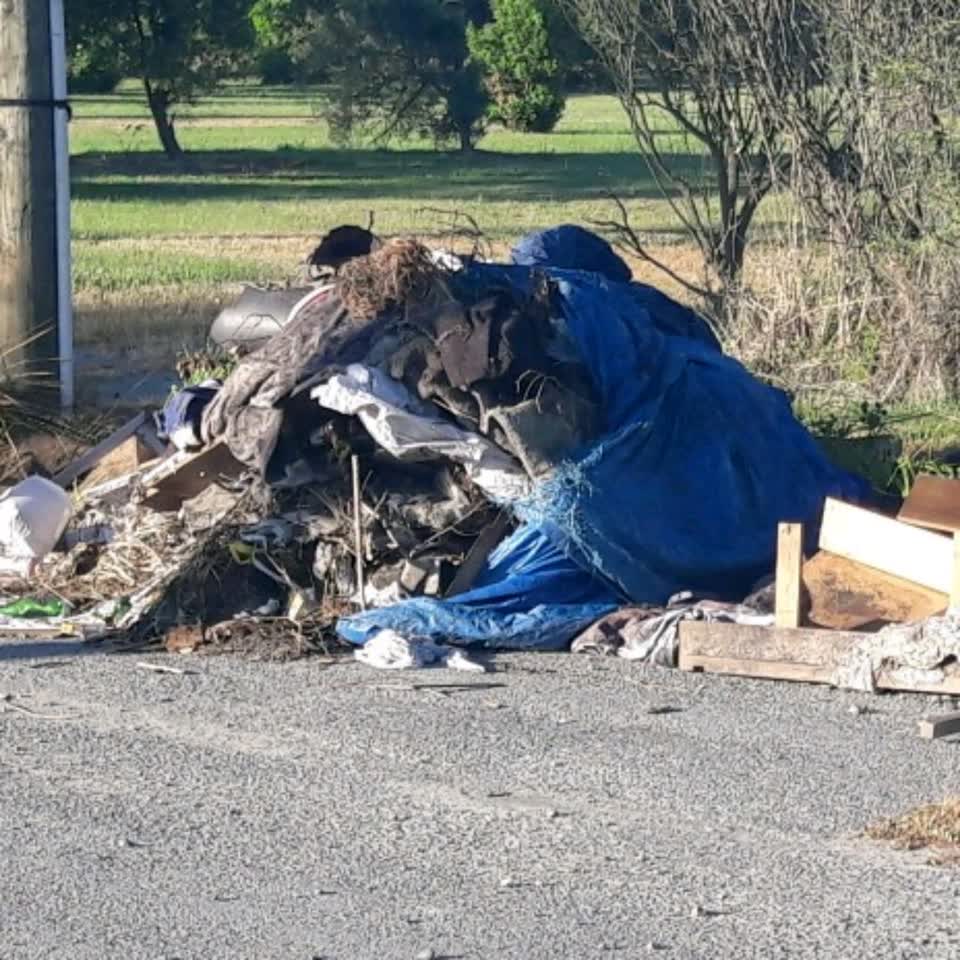 The photograph attached to this rubbish/recycling report