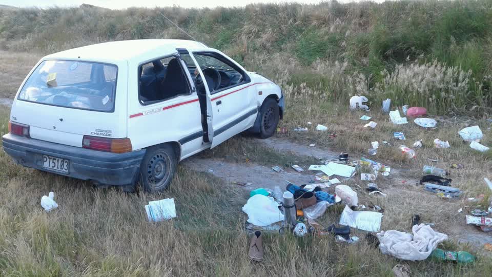 The photograph attached to this rubbish/recycling report