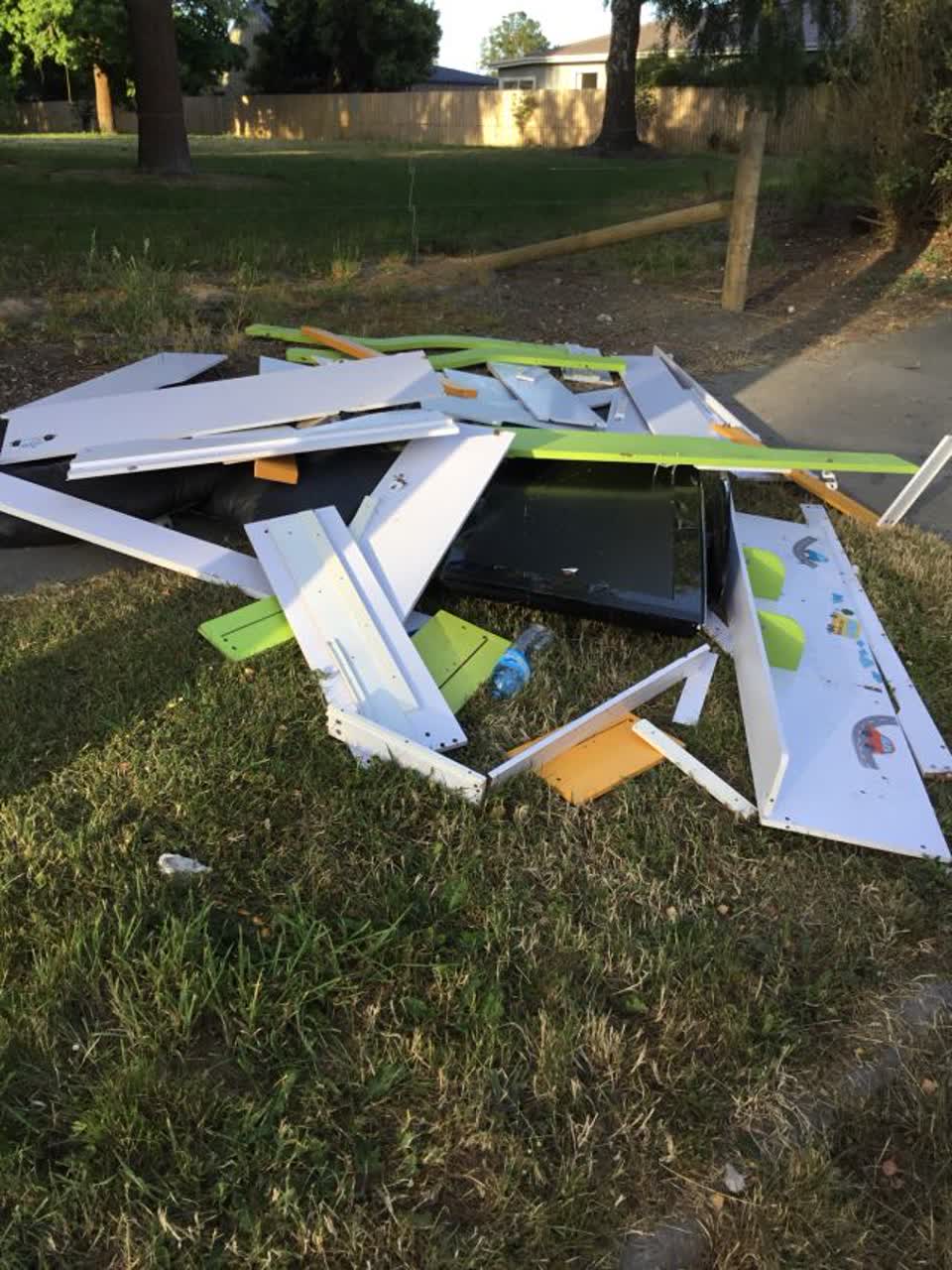 The photograph attached to this rubbish/recycling report
