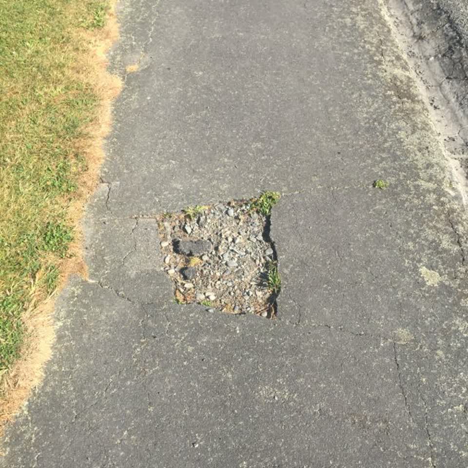 The photograph attached to this roading/streets report