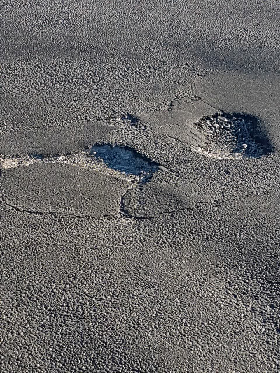 The photograph attached to this roading/streets report