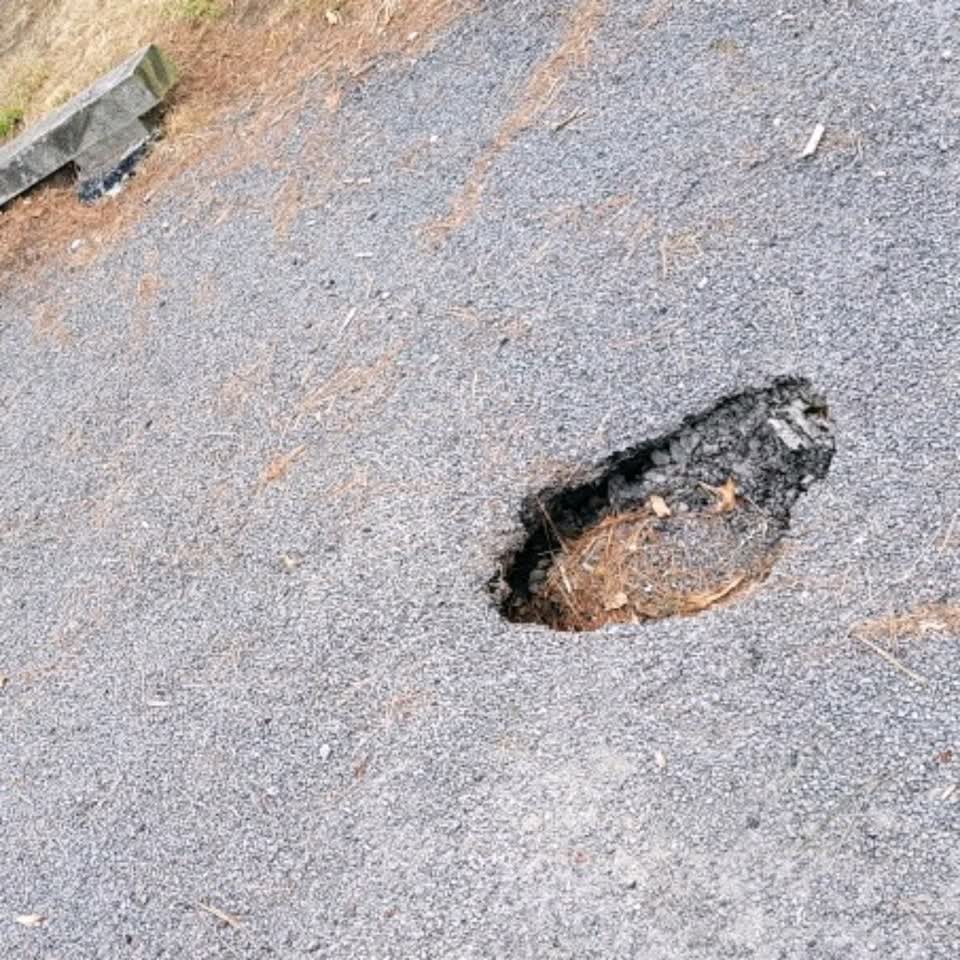 The photograph attached to this roading/streets report