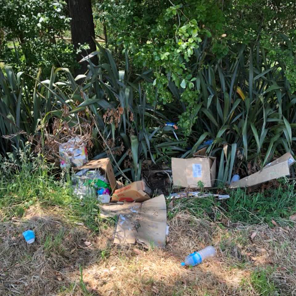 The photograph attached to this rubbish/recycling report