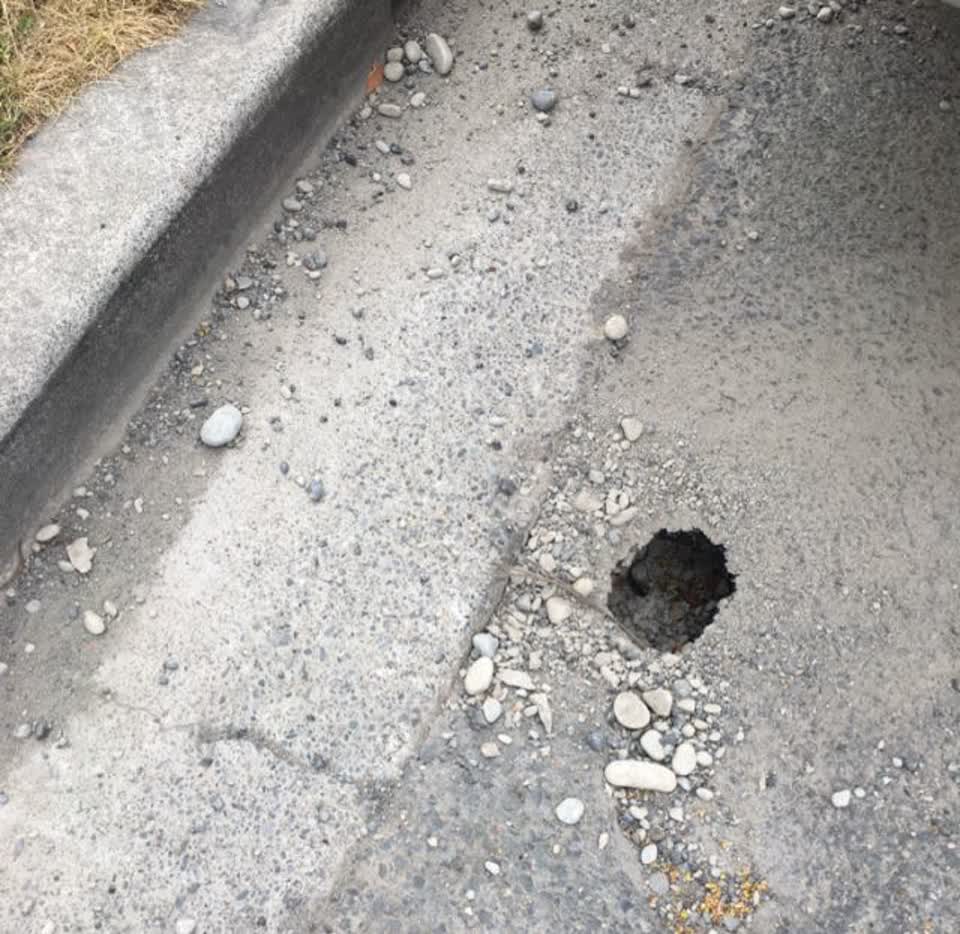 The photograph attached to this roading/streets report