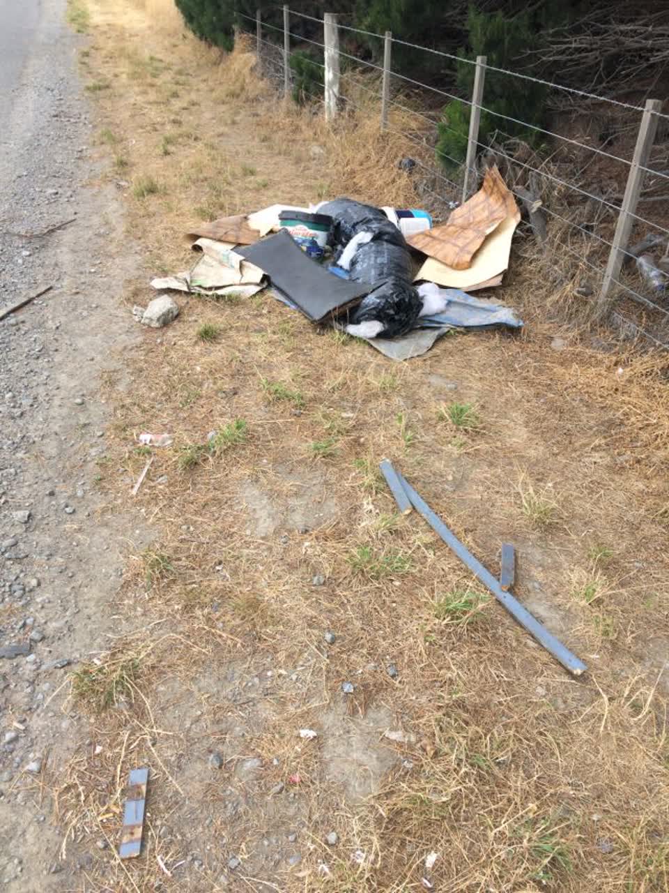 The photograph attached to this rubbish/recycling report