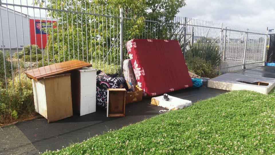 The photograph attached to this rubbish/recycling report