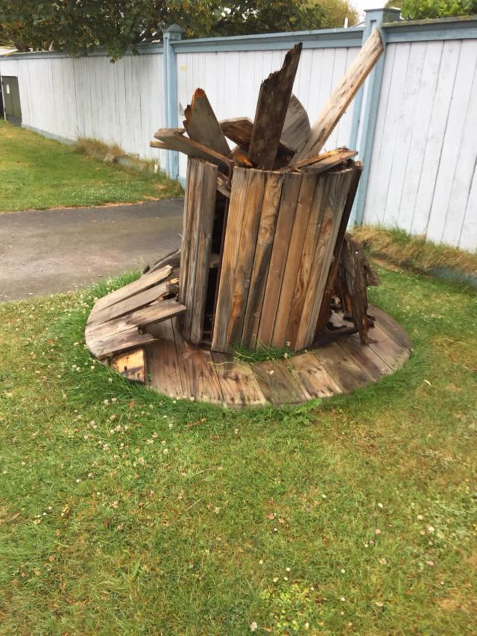 The photograph attached to this rubbish/recycling report