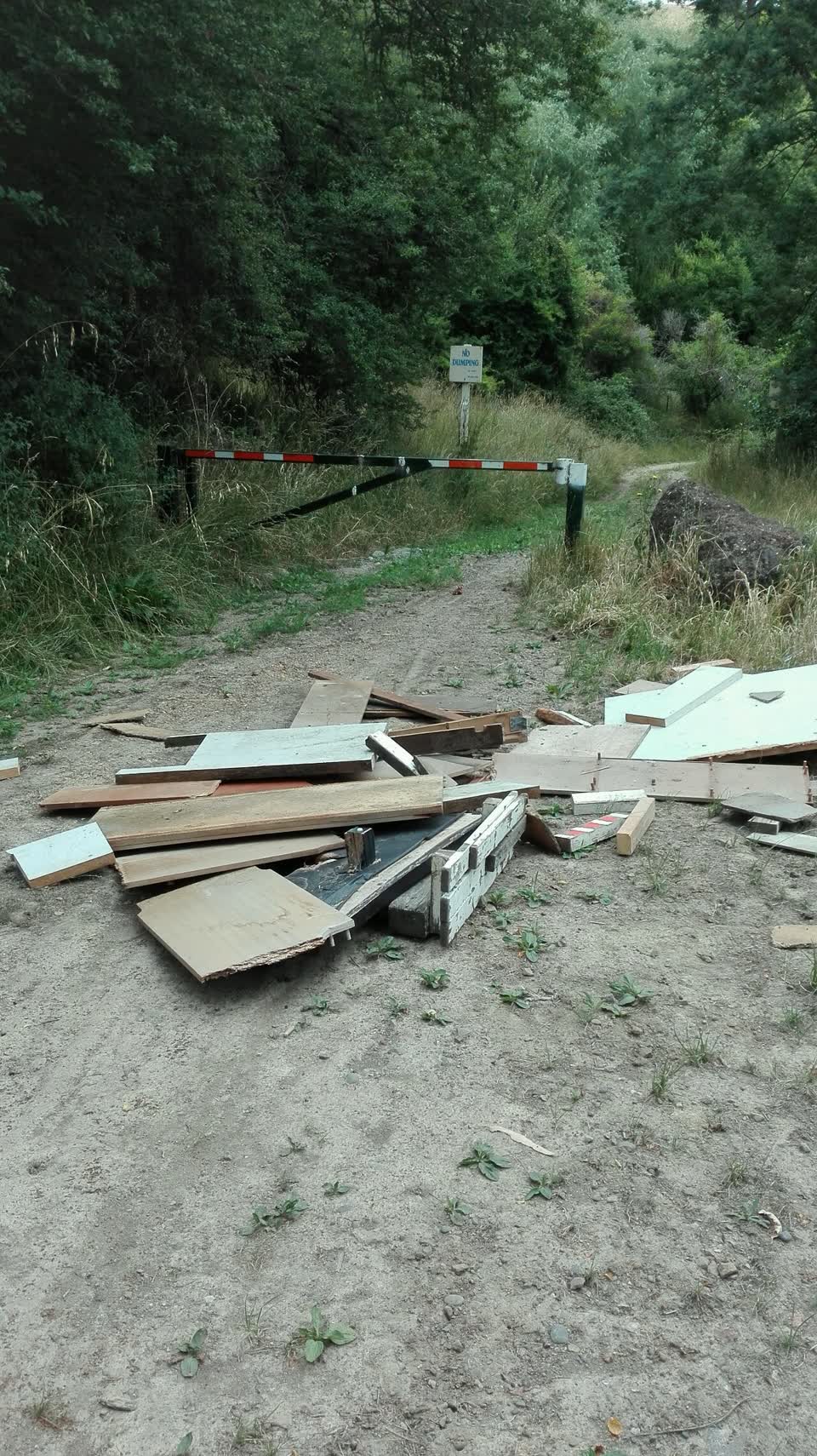 The photograph attached to this rubbish/recycling report