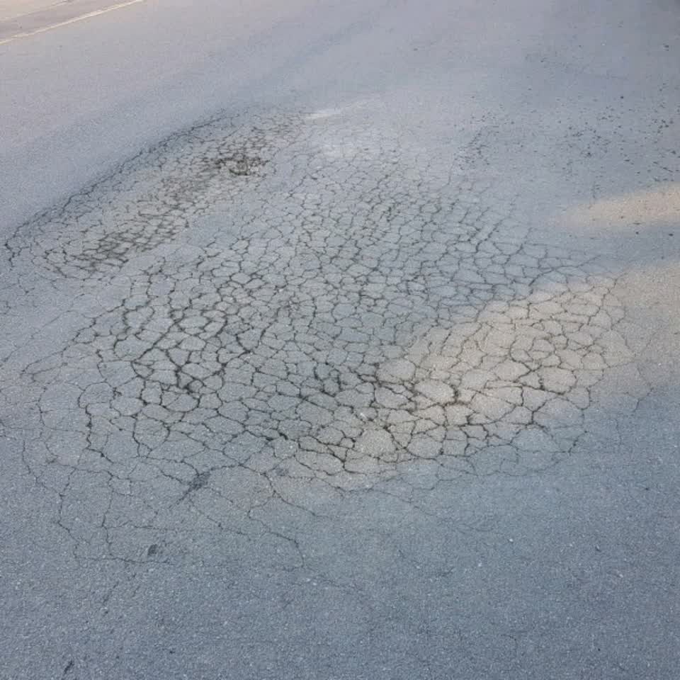 The photograph attached to this roading/streets report