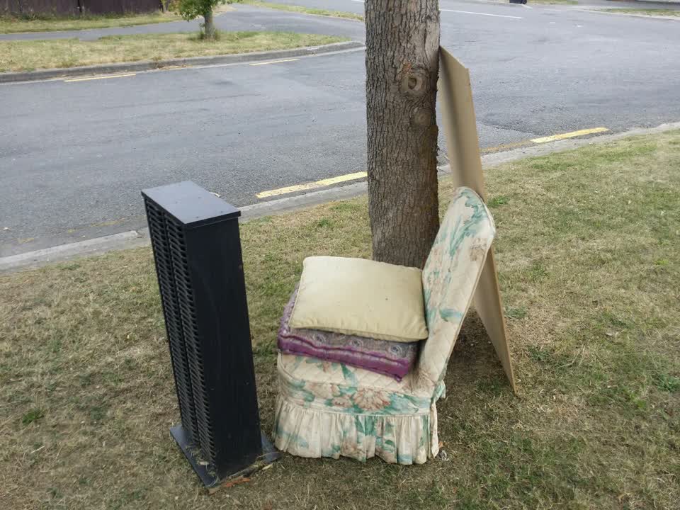 The photograph attached to this rubbish/recycling report