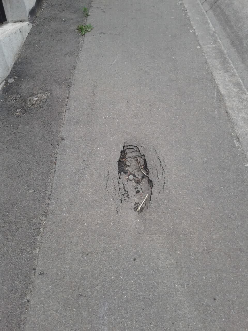 The photograph attached to this roading/streets report