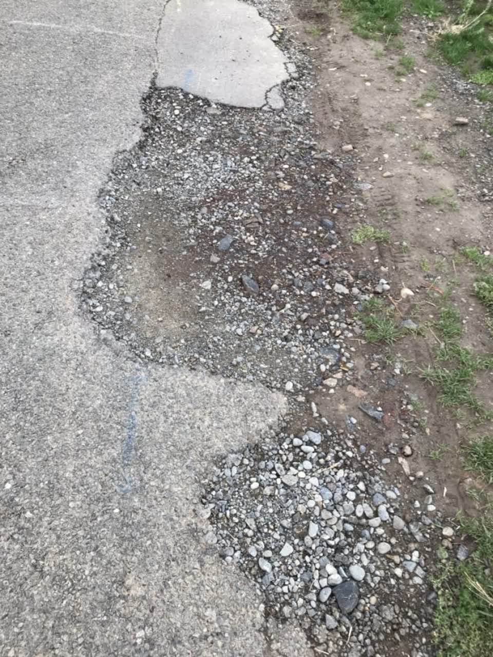 The photograph attached to this roading/streets report