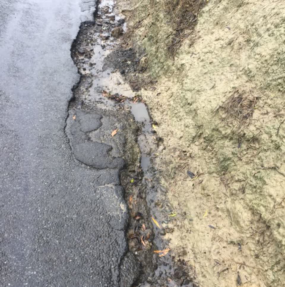 The photograph attached to this roading/streets report