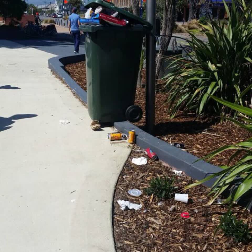 The photograph attached to this rubbish/recycling report