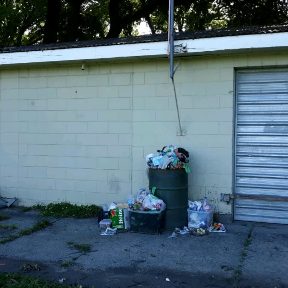 The photograph attached to this rubbish/recycling report