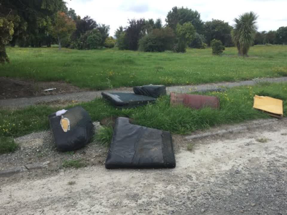 The photograph attached to this rubbish/recycling report