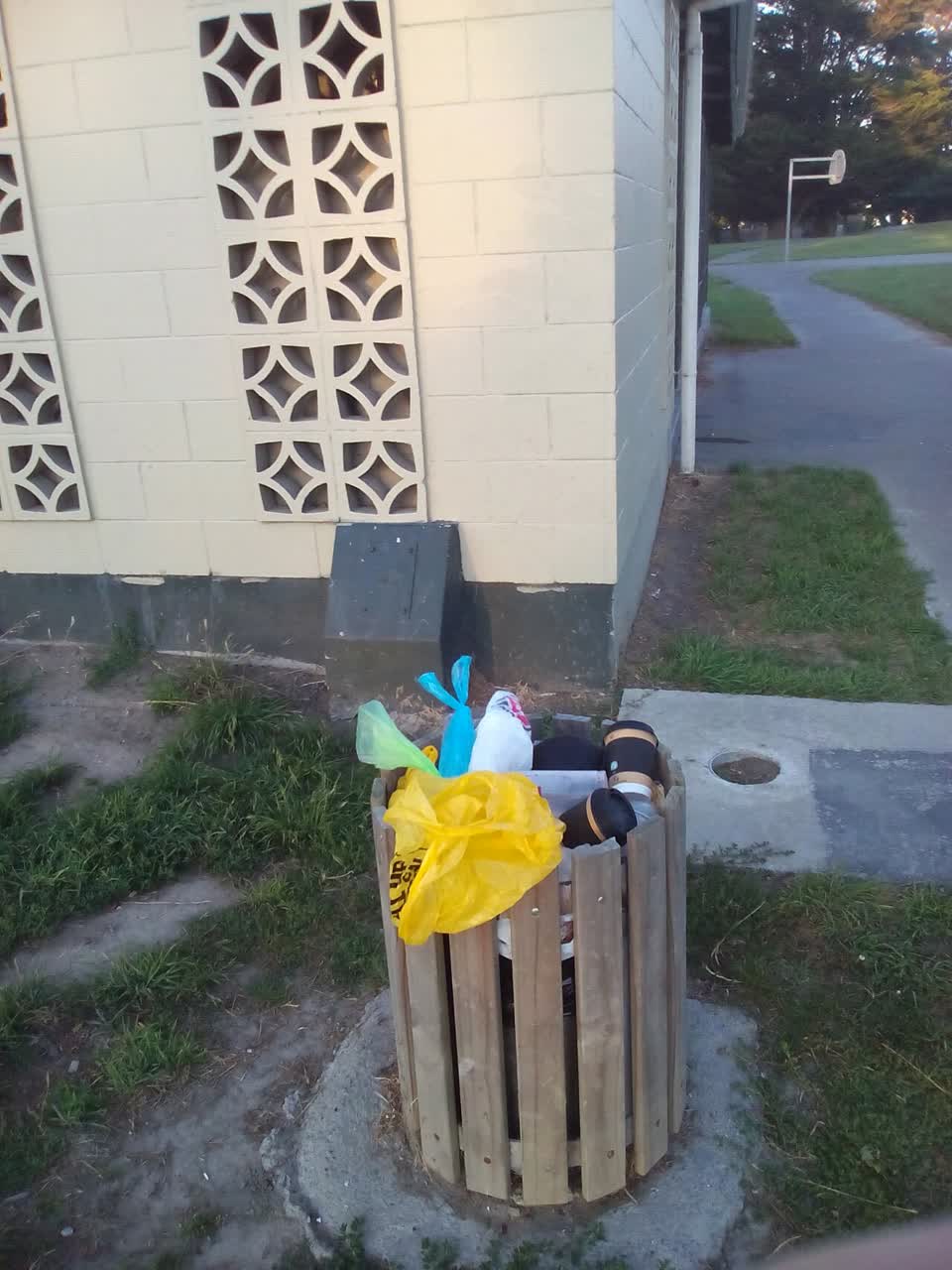 The photograph attached to this rubbish/recycling report
