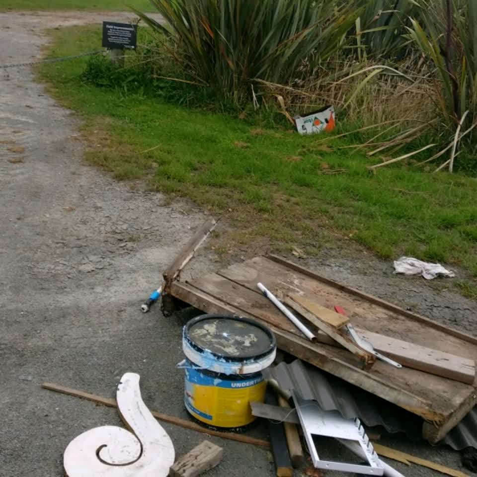 The photograph attached to this rubbish/recycling report