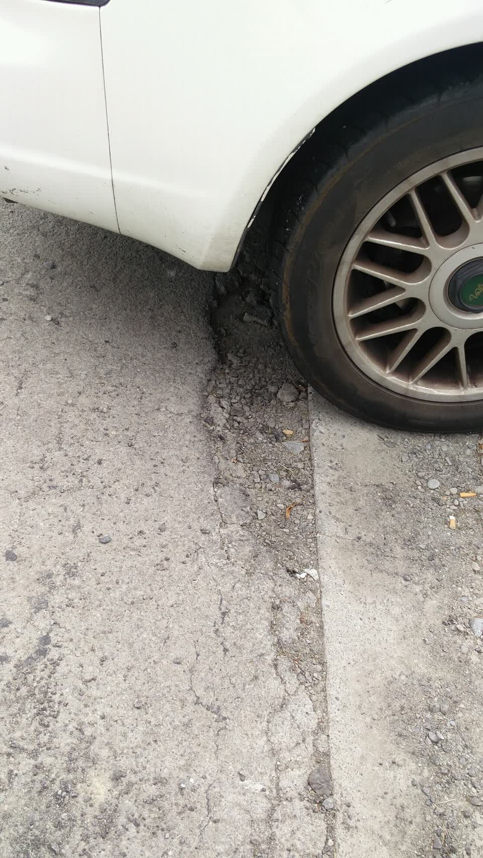 The photograph attached to this roading/streets report
