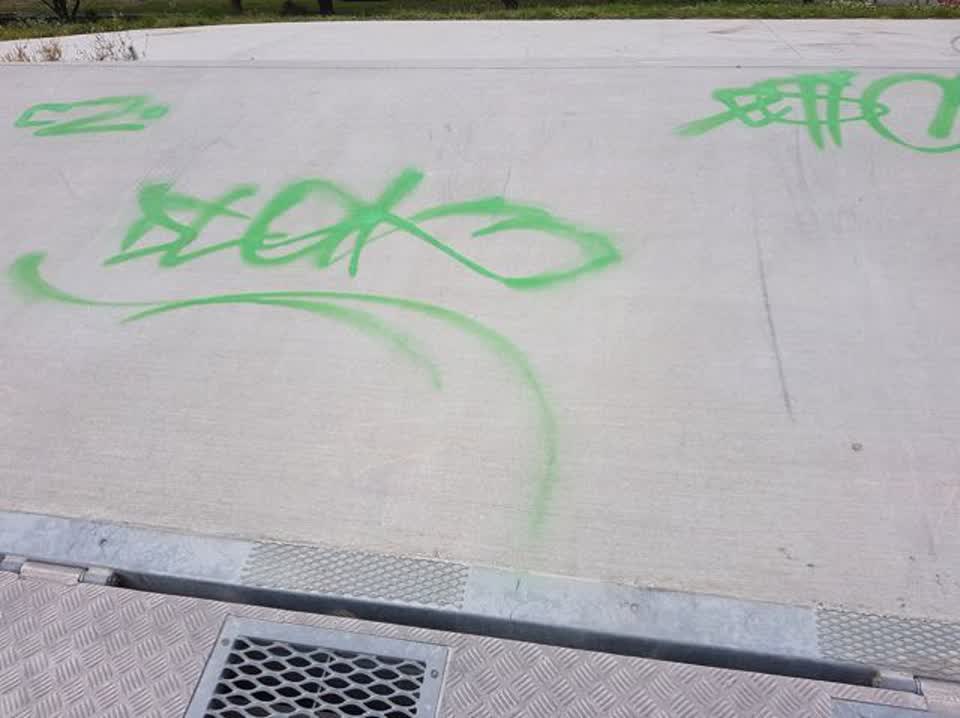 The photograph attached to this graffiti report