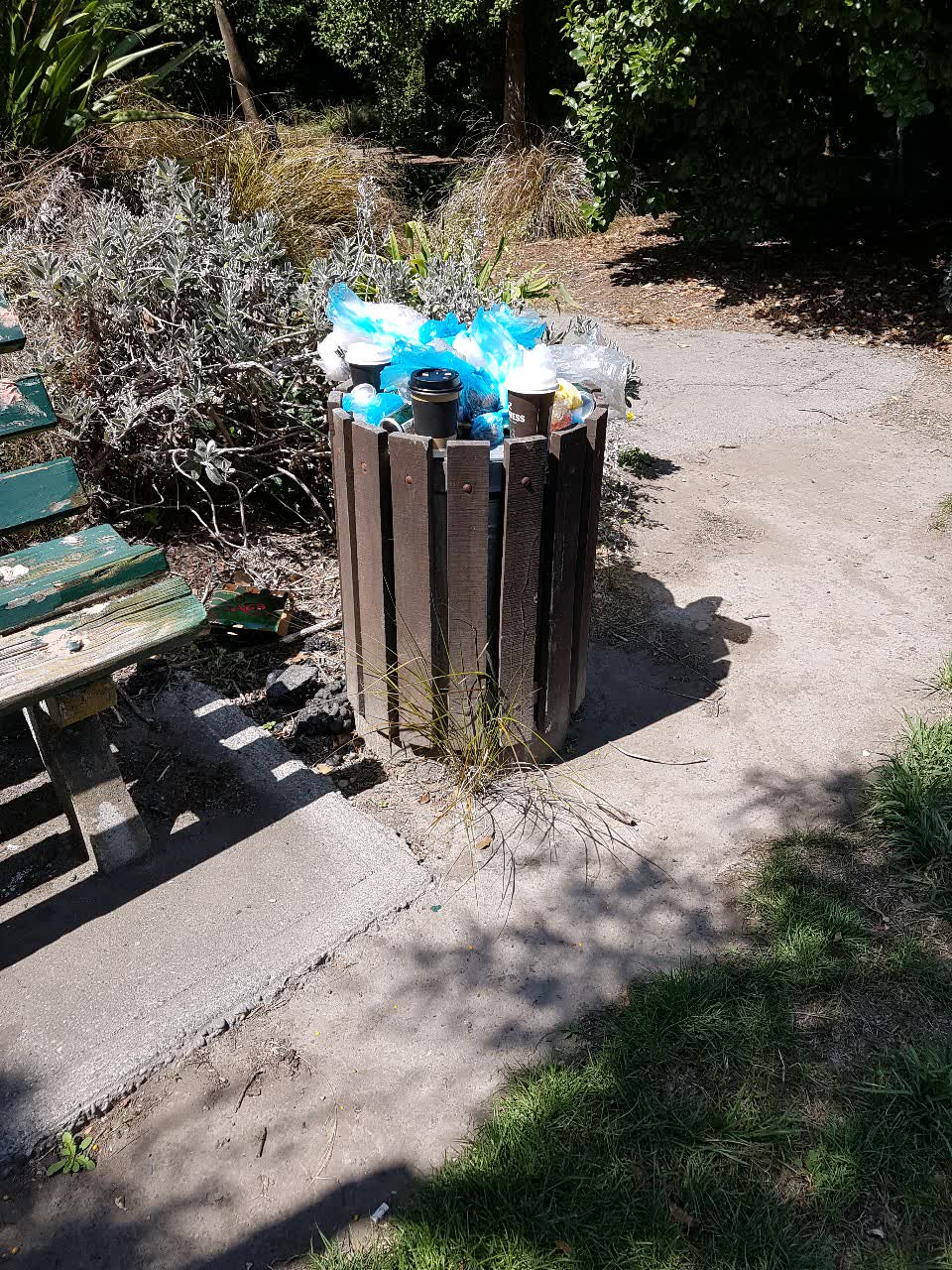 The photograph attached to this rubbish/recycling report