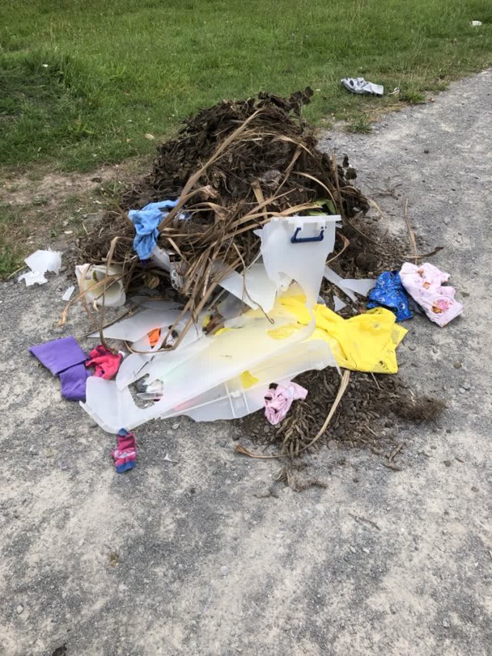 The photograph attached to this rubbish/recycling report