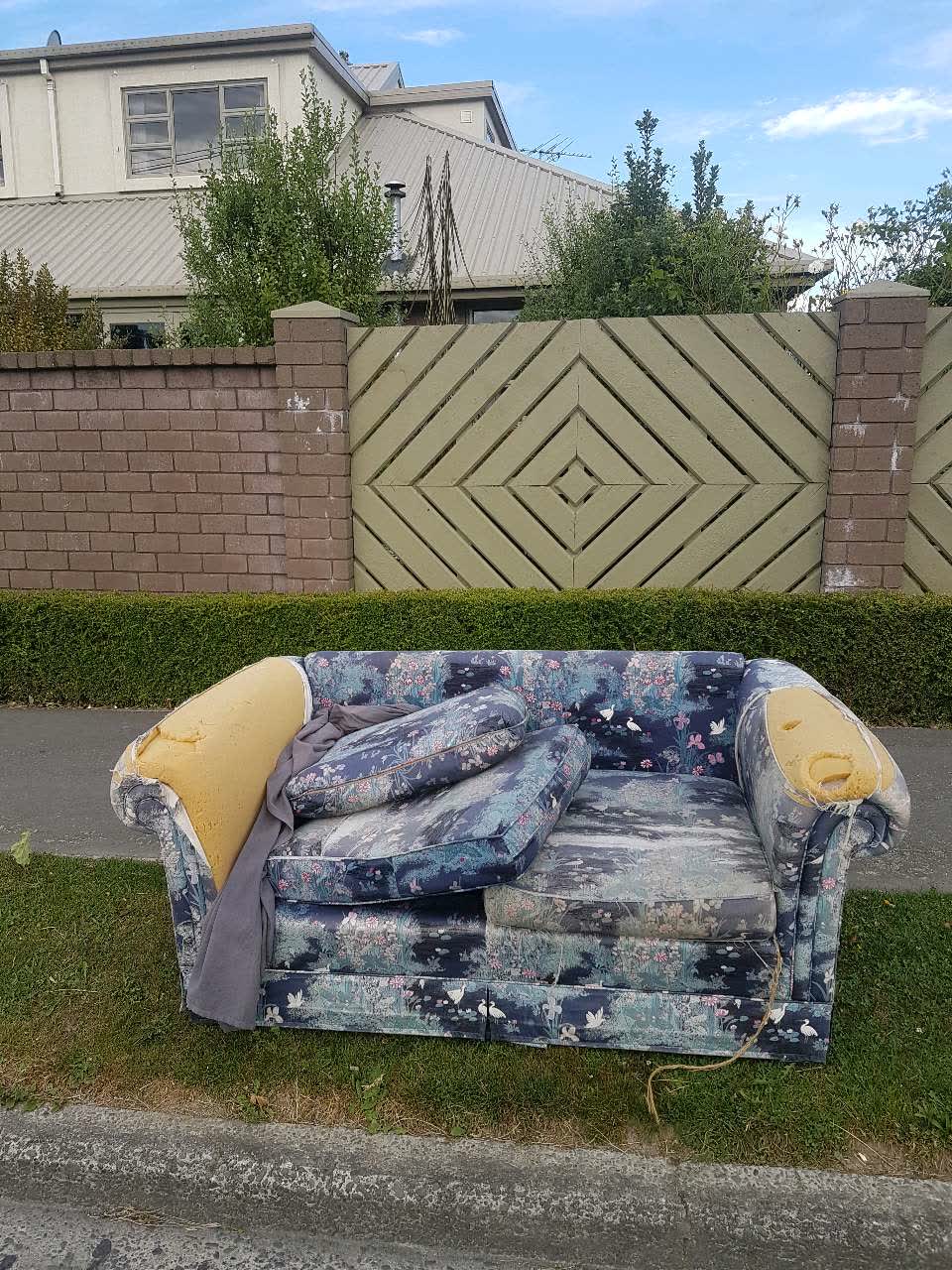 The photograph attached to this rubbish/recycling report