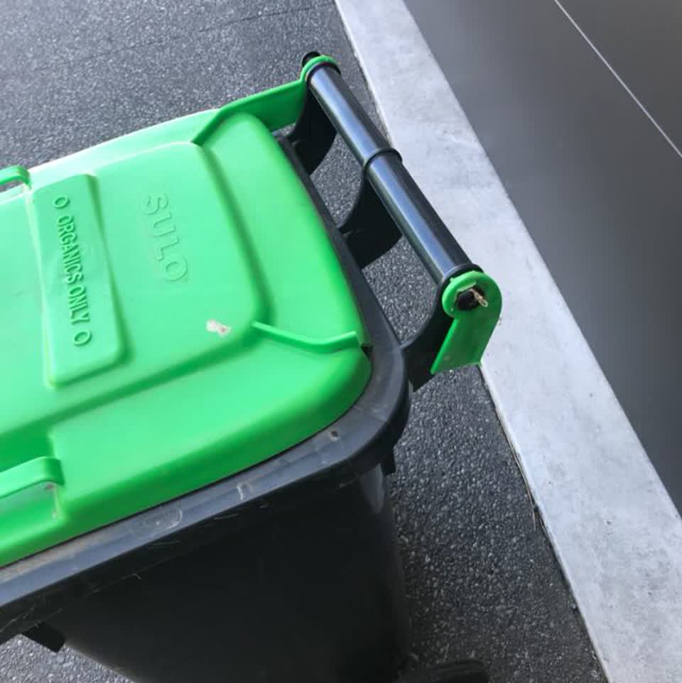 The photograph attached to this rubbish/recycling report