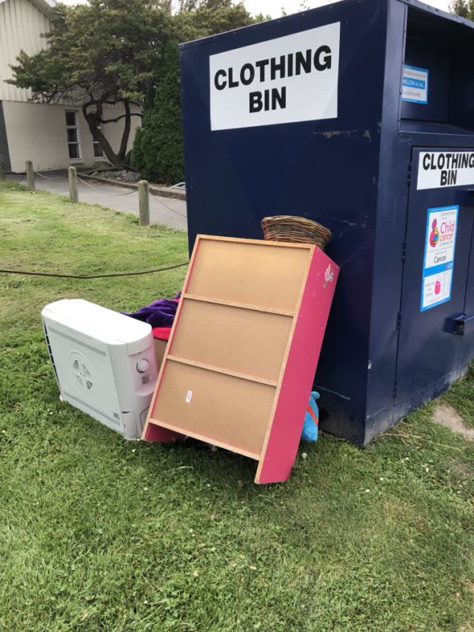 The photograph attached to this rubbish/recycling report