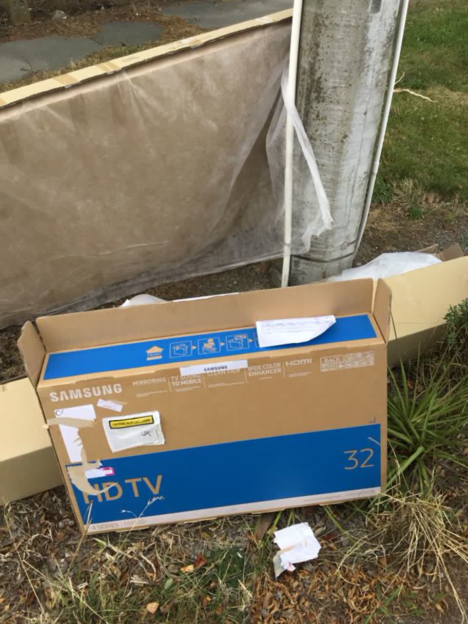 The photograph attached to this rubbish/recycling report