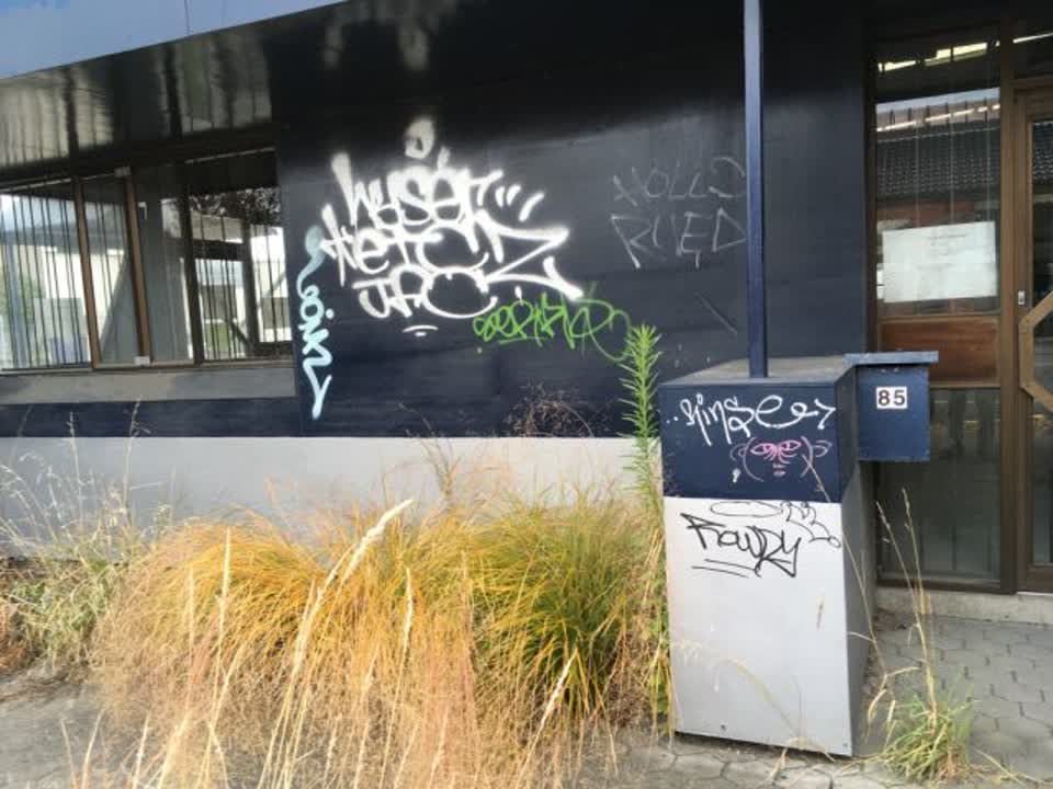 The photograph attached to this graffiti report
