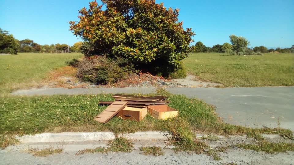 The photograph attached to this rubbish/recycling report