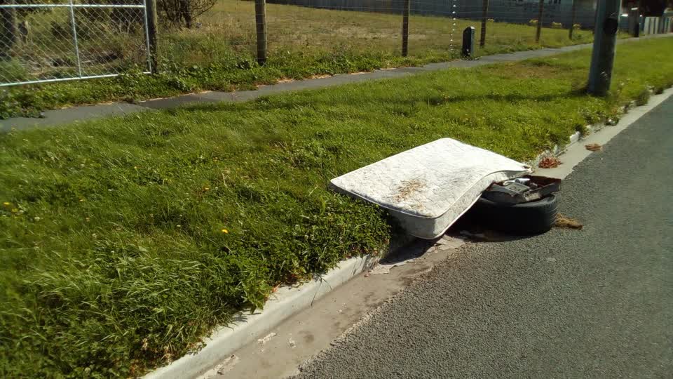 The photograph attached to this rubbish/recycling report