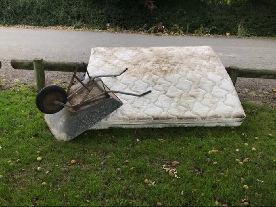 The photograph attached to this rubbish/recycling report