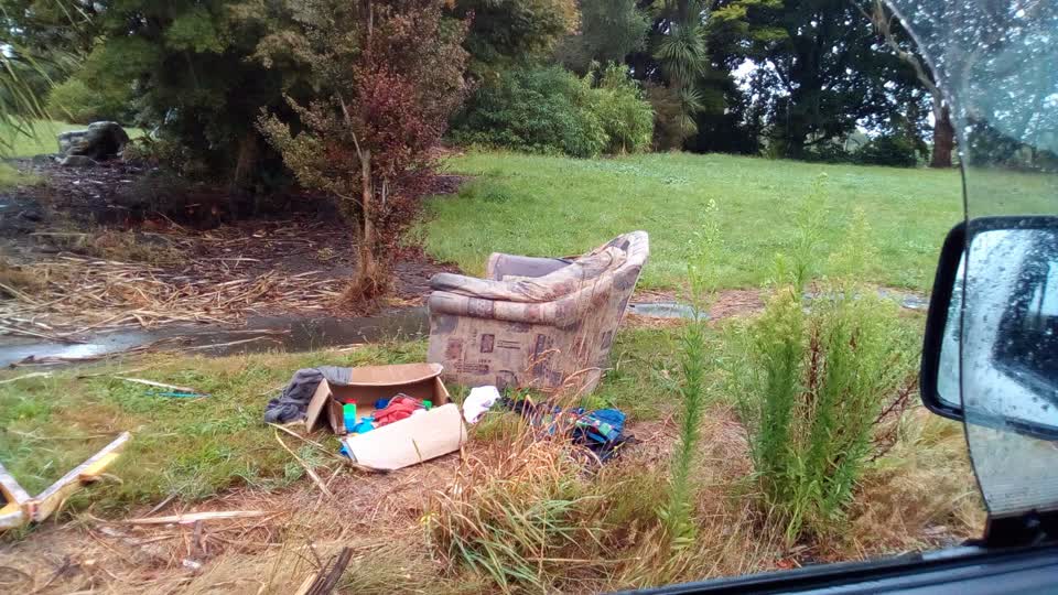 The photograph attached to this rubbish/recycling report