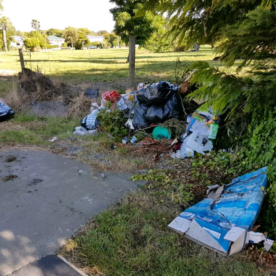 The photograph attached to this rubbish/recycling report