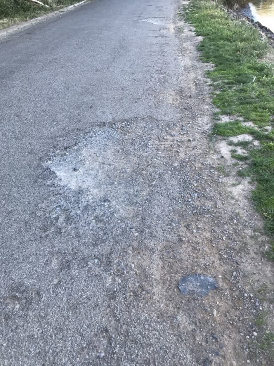 The photograph attached to this roading/streets report